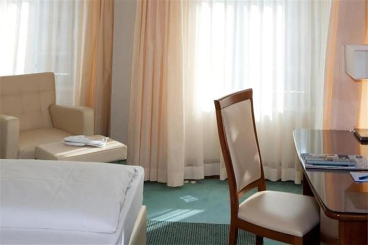 Hotel Am Blauen Wunder Dresda Esterno foto